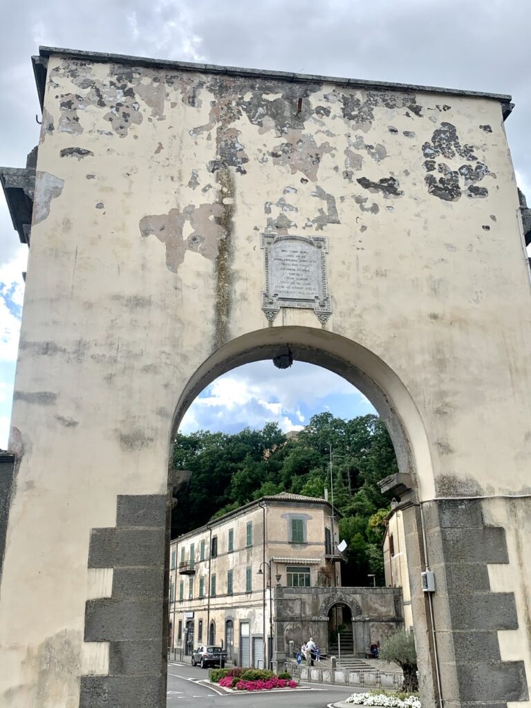 H είσοδος στο ιστορικό κέντρο του Bagnoreggio
