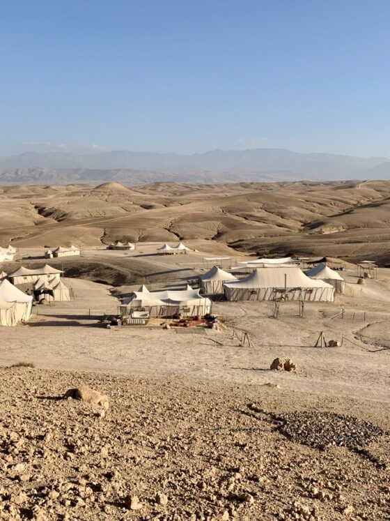 Αν το camping σου φαινόταν πάντα “πολύ σκληρό για να το δοκιμάσεις”, το glamping ήρθε για να σε συμφιλιώσει με τη φύση…