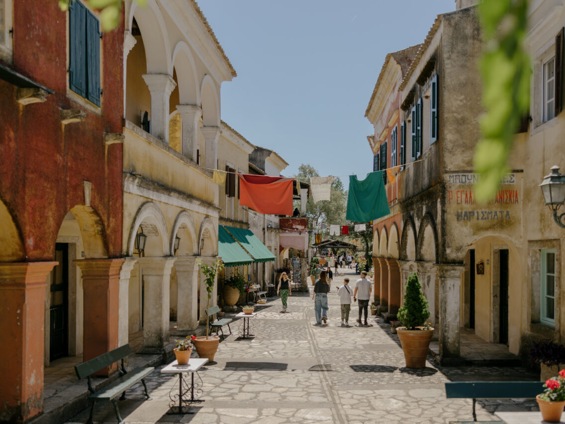 Danilia Village: ένα ταξίδι στην Κέρκυρα του ’30, σαν να μπαίνεις σε σκηνικό ταινίας!