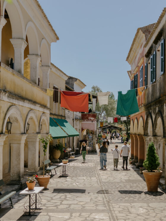 Danilia Village: ένα ταξίδι στην Κέρκυρα του ’30, σαν να μπαίνεις σε σκηνικό ταινίας!
